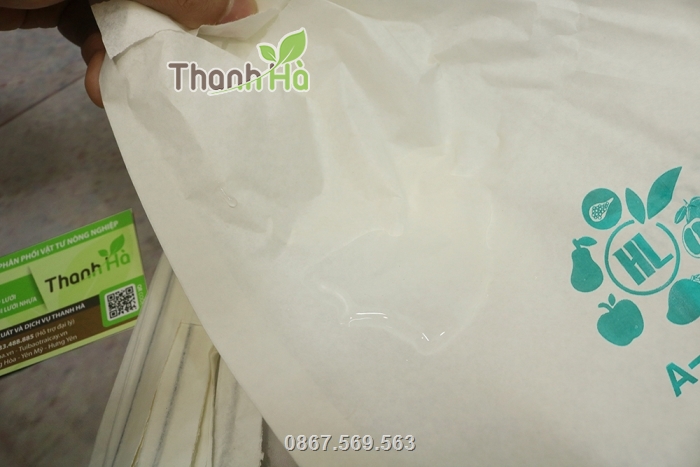 Túi được làm từ bột giấy kết hợp với bột nilon nên chống nước tốt, có độ bền cao